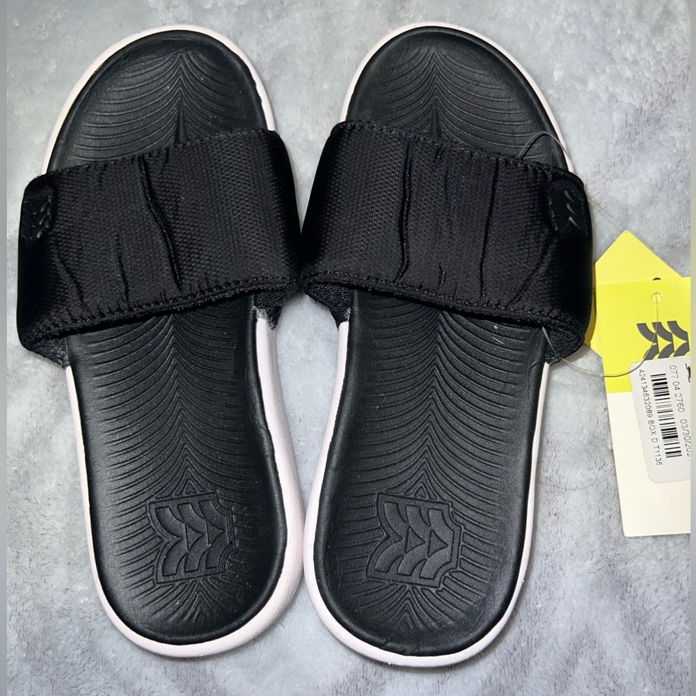 Unisex kids slides, active wear. Never worn or used. Still with tags. Kids.